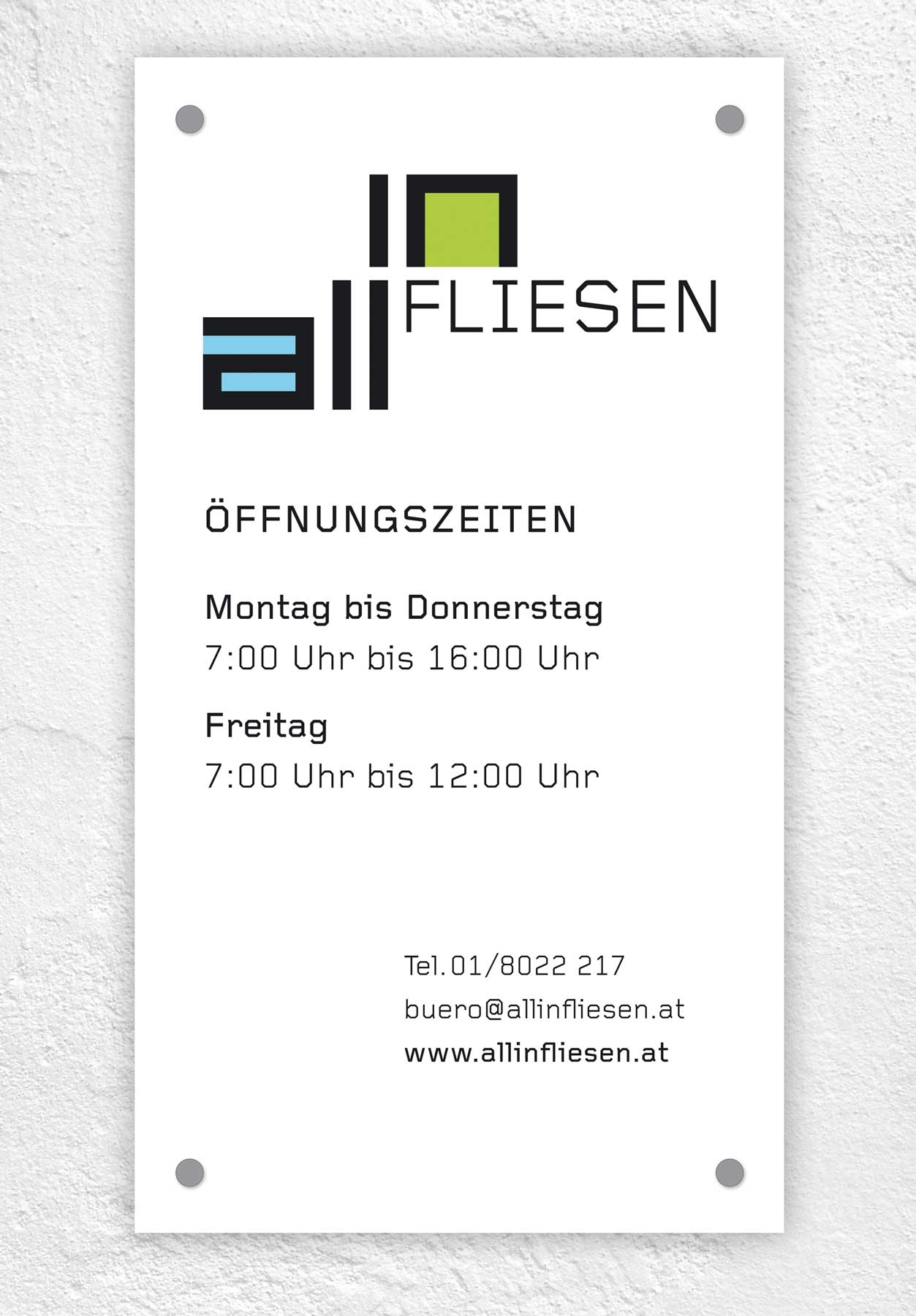 All in Fliesen – Eingangsschild mit Öffnungszeiten