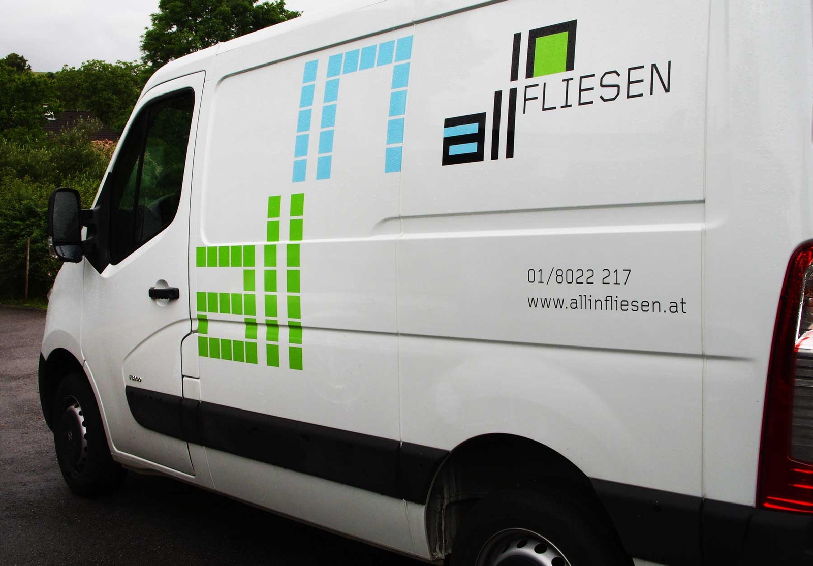All in Fliesen – Autobeklebung Seitenansicht im Corporagte Design
