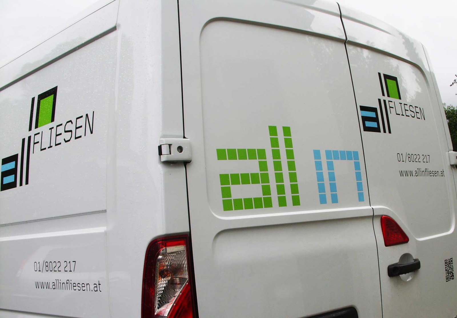 All in Fliesen – Autobeklebung Heckansicht im Corporagte Design