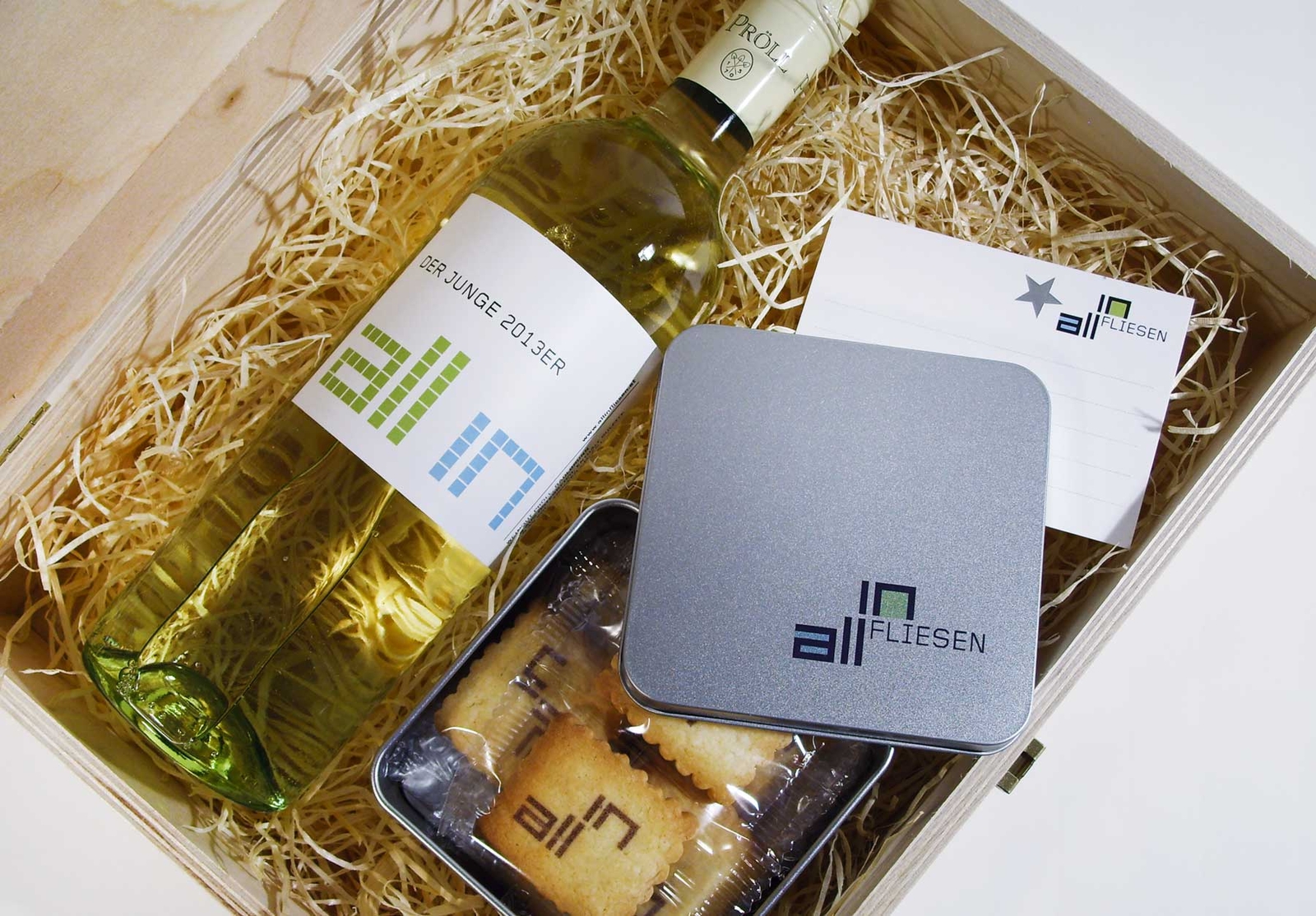 All in Fliesen – Weihnachtsgeschenk für Kunden in Holzkiste mit Wein und Keksen