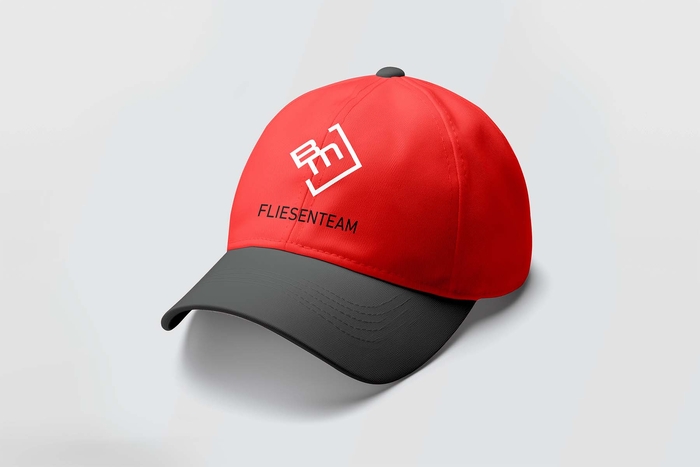 Arbeitskappe in den Farben Rot und Schwarz mit dem Logo BM Fliesenteam