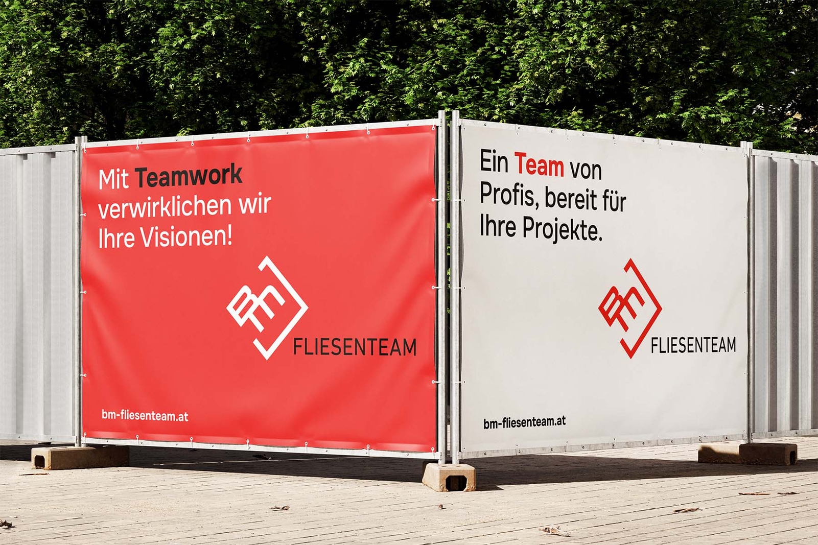 Bauzaunbanner mit Slogan und Logo des BM Fliesenteam