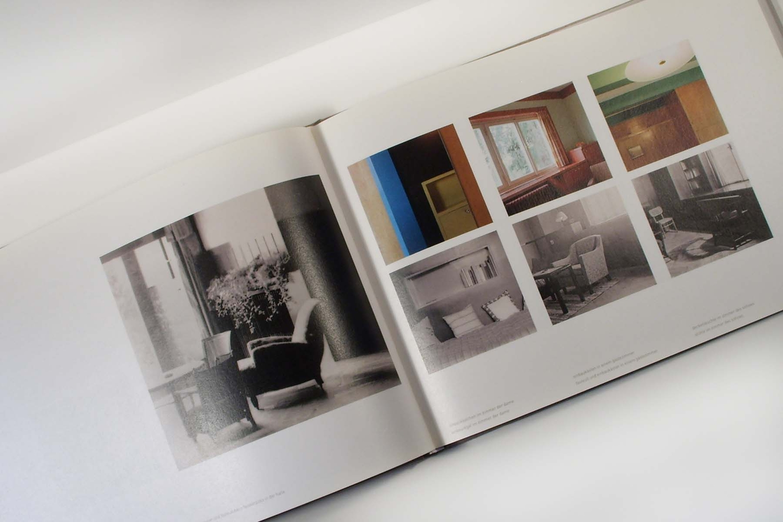 Buchdoppelseite »Adolf Loos – Landhaus Khuner am Kreuzberg« mit Bildern zu den einzelnen Zimmern.