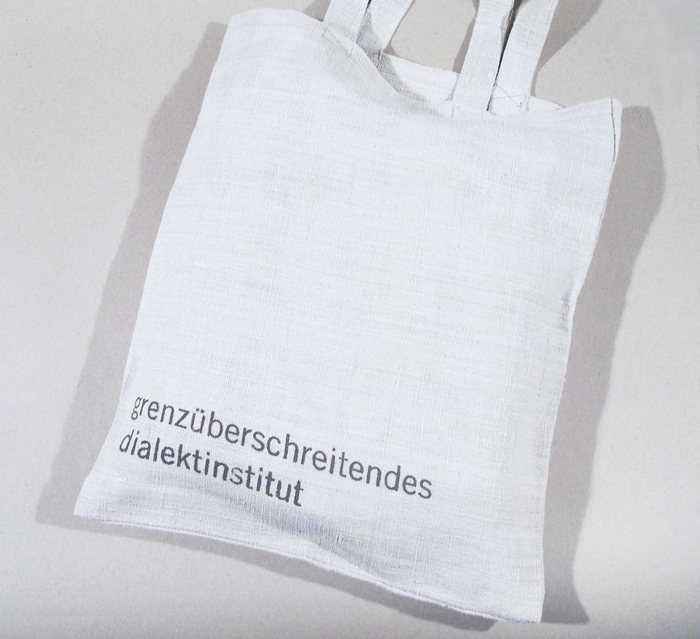 Tragetasche mit Logoaufdruck für das Grenzüberschreitende Dialektinstitut
