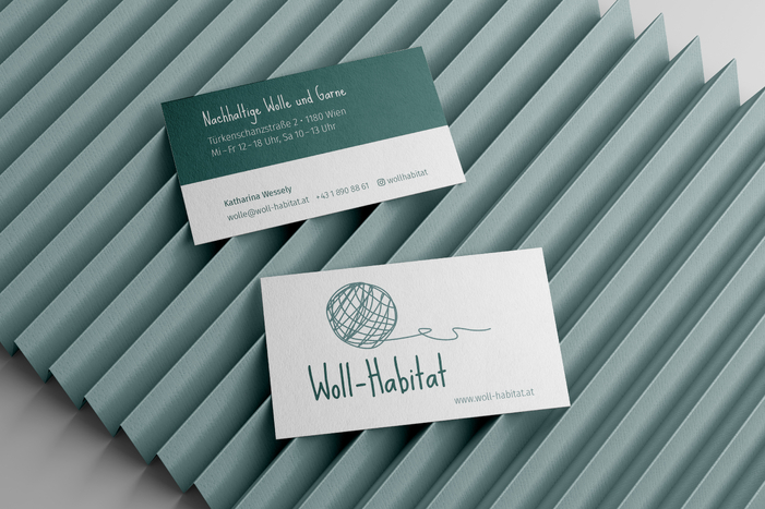 Wollhabitat Visitenkarte Vorder- und Rückseite auf Tisch liegend