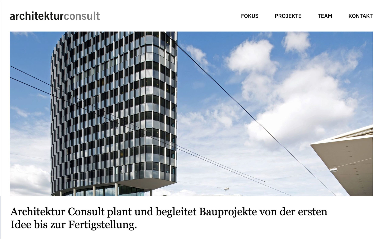 Startseite des Architektur- und Planungsbüros architektuconsult mit großem Projektfoto eines modernen Gebäudes und einleitendem Text.