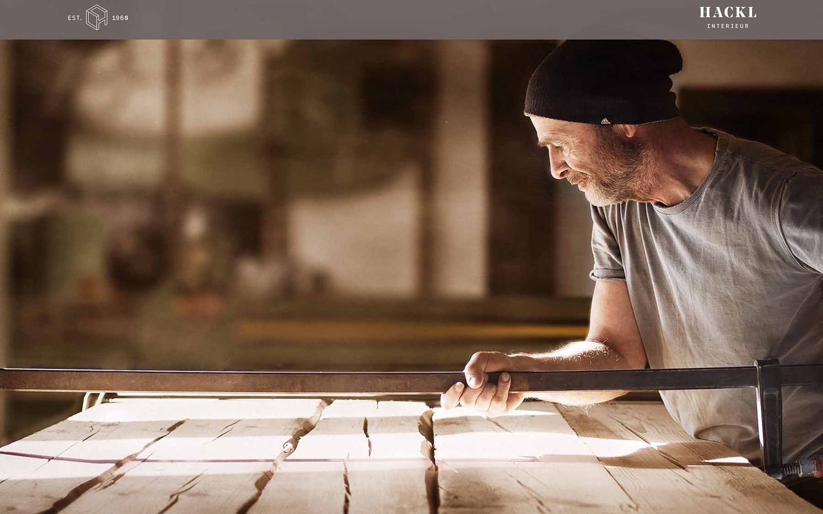 Website-Startseite Hackl Interieur, großes Bild mit Tischlerarbeit