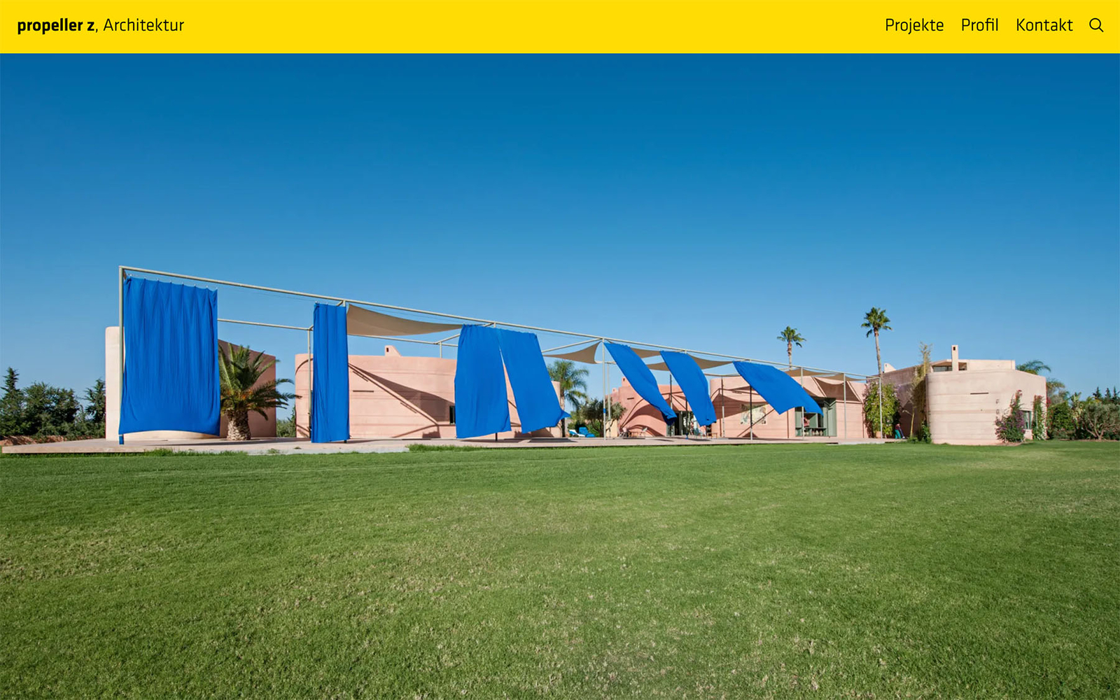 Startseite des Architekturbüros propeller Z mit großem Projektfoto, gelbem Header, Logo und Navigation.