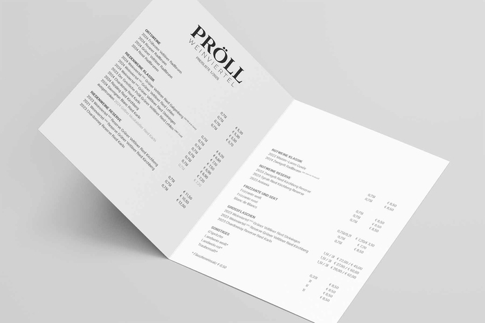 Innenseite der Preisliste des Weinguts Pröll mit strukturierten Weinangeboten und Preisen.